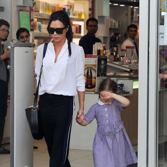 Exclusif - Victoria Beckham fait du shopping avec sa fille Harper Beckham dans le quartier de Notting Hill à Londres. Le 13 mai 2016