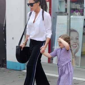 Exclusif - Victoria Beckham fait du shopping avec sa fille Harper Beckham dans le quartier de Notting Hill à Londres. Victoria et sa fille se sont arrêtées à la pharmacie pour acheter des médicaments contre le rhume des fouins. Le 13 mai 2016