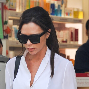 Exclusif - Victoria Beckham fait du shopping avec sa fille Harper Beckham dans le quartier de Notting Hill à Londres. Victoria et sa fille se sont arrêtées à la pharmacie pour acheter des médicaments contre le rhume des fouins. Le 13 mai 2016