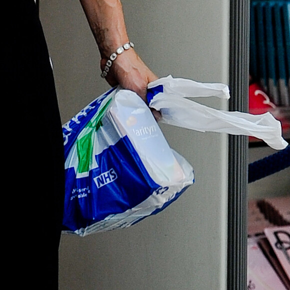 Exclusif - Victoria Beckham fait du shopping avec sa fille Harper Beckham dans le quartier de Notting Hill à Londres. Victoria et sa fille se sont arrêtées à la pharmacie pour acheter des médicaments contre le rhume des fouins. Le 13 mai 2016