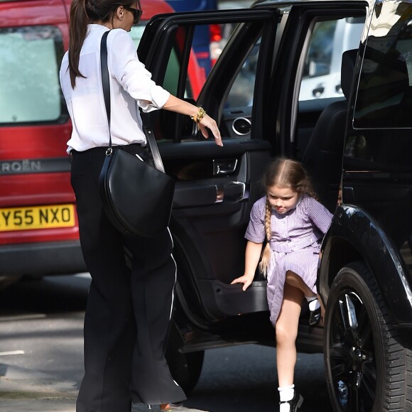 Exclusif - Victoria Beckham fait du shopping avec sa fille Harper Beckham dans le quartier de Notting Hill à Londres. Victoria et sa fille se sont arrêtées à la pharmacie pour acheter des médicaments contre le rhume des fouins. Le 13 mai 2016
