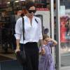 Exclusif - Victoria Beckham fait du shopping avec sa fille Harper Beckham dans le quartier de Notting Hill à Londres. Victoria et sa fille se sont arrêtées à la pharmacie pour acheter des médicaments contre le rhume des foins. Le 13 mai 2016