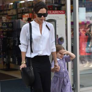 Exclusif - Victoria Beckham fait du shopping avec sa fille Harper Beckham dans le quartier de Notting Hill à Londres. Victoria et sa fille se sont arrêtées à la pharmacie pour acheter des médicaments contre le rhume des foins. Le 13 mai 2016