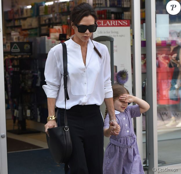 Exclusif - Victoria Beckham fait du shopping avec sa fille Harper Beckham dans le quartier de Notting Hill à Londres. Victoria et sa fille se sont arrêtées à la pharmacie pour acheter des médicaments contre le rhume des foins. Le 13 mai 2016