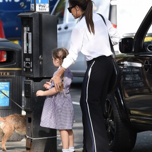 Exclusif - Victoria Beckham fait du shopping avec sa fille Harper Beckham dans le quartier de Notting Hill à Londres. Victoria et sa fille se sont arrêtées à la pharmacie pour acheter des médicaments contre le rhume des fouins. Le 13 mai 2016