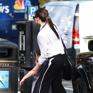 Exclusif - Victoria Beckham fait du shopping avec sa fille Harper Beckham dans le quartier de Notting Hill à Londres. Victoria et sa fille se sont arrêtées à la pharmacie pour acheter des médicaments contre le rhume des fouins. Le 13 mai 2016