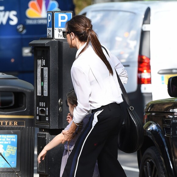 Exclusif - Victoria Beckham fait du shopping avec sa fille Harper Beckham dans le quartier de Notting Hill à Londres. Victoria et sa fille se sont arrêtées à la pharmacie pour acheter des médicaments contre le rhume des fouins. Le 13 mai 2016