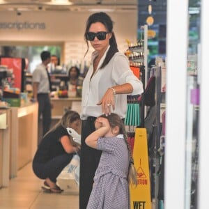 Exclusif - Victoria Beckham fait du shopping avec sa fille Harper Beckham dans le quartier de Notting Hill à Londres. Victoria et sa fille à la pharmacie pour acheter des médicaments contre le rhume des foins. Le 13 mai 2016