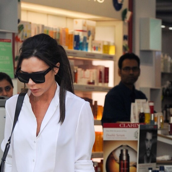 Exclusif - Victoria Beckham fait du shopping avec sa fille Harper Beckham dans le quartier de Notting Hill à Londres. Victoria et sa fille se sont arrêtées à la pharmacie pour acheter des médicaments contre le rhume des fouins. Le 13 mai 2016