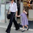   Exclusif - Victoria Beckham fait du shopping avec sa fille Harper Beckham dans le quartier de Notting Hill à Londres. Victoria et sa fille se sont arrêtées à la pharmacie pour acheter des médicaments contre le rhume des fouins. Le 13 mai 2016  