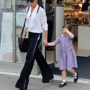 Exclusif - Victoria Beckham fait du shopping avec sa fille Harper Beckham dans le quartier de Notting Hill à Londres. Victoria et sa fille se sont arrêtées à la pharmacie pour acheter des médicaments contre le rhume des fouins. Le 13 mai 2016