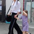  Exclusif - Victoria Beckham fait du shopping avec sa fille Harper Beckham dans le quartier de Notting Hill à Londres. Victoria et sa fille se sont arrêtées à la pharmacie pour acheter des médicaments contre le rhume des fouins. Le 13 mai 2016 