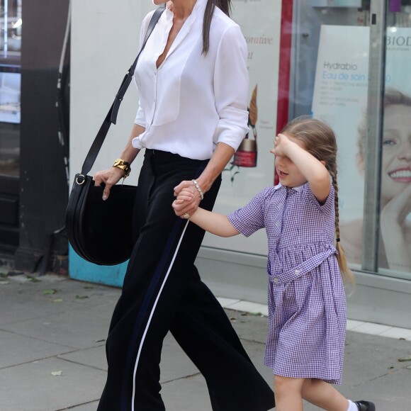 Exclusif - Victoria Beckham fait du shopping avec sa fille Harper Beckham dans le quartier de Notting Hill à Londres. Victoria et sa fille se sont arrêtées à la pharmacie pour acheter des médicaments contre le rhume des fouins. Le 13 mai 2016
