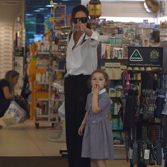 Exclusif - Victoria Beckham fait du shopping avec sa fille Harper Beckham dans le quartier de Notting Hill à Londres. Victoria et sa fille se sont arrêtées à la pharmacie pour acheter des médicaments contre le rhume des fouins. Le 13 mai 2016