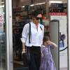 Exclusif - Victoria Beckham fait du shopping avec sa fille Harper Beckham dans le quartier de Notting Hill à Londres. Victoria et sa fille se sont arrêtées à la pharmacie pour acheter des médicaments contre le rhume des fouins. Le 13 mai 2016