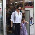  Exclusif - Victoria Beckham fait du shopping avec sa fille Harper Beckham dans le quartier de Notting Hill à Londres. Victoria et sa fille se sont arrêtées à la pharmacie pour acheter des médicaments contre le rhume des fouins. Le 13 mai 2016 