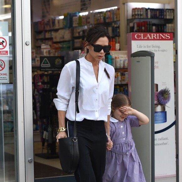 Exclusif - Victoria Beckham fait du shopping avec sa fille Harper Beckham dans le quartier de Notting Hill à Londres. Victoria et sa fille se sont arrêtées à la pharmacie pour acheter des médicaments contre le rhume des fouins. Le 13 mai 2016