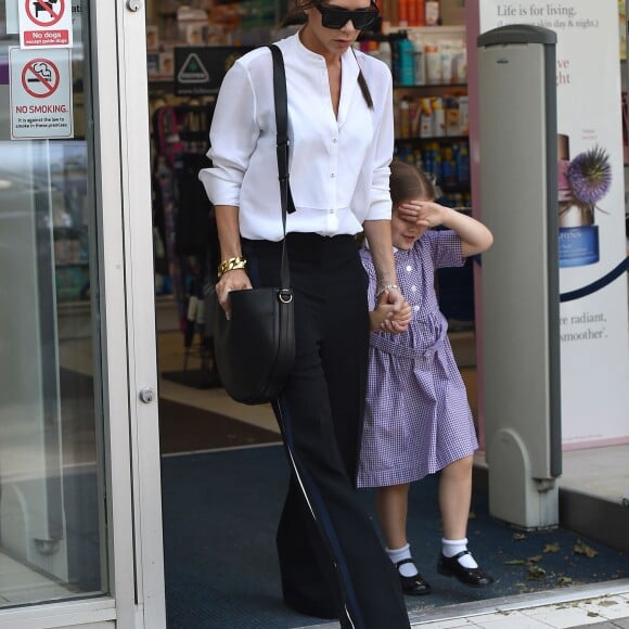 Exclusif - Victoria Beckham fait du shopping avec sa fille Harper Beckham dans le quartier de Notting Hill à Londres. Victoria et sa fille se sont arrêtées à la pharmacie pour acheter des médicaments contre le rhume des fouins. Le 13 mai 2016