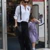 Exclusif - Victoria Beckham fait du shopping avec sa fille Harper Beckham dans le quartier de Notting Hill à Londres. Victoria et sa fille se sont arrêtées à la pharmacie pour acheter des médicaments contre le rhume des fouins. Le 13 mai 2016