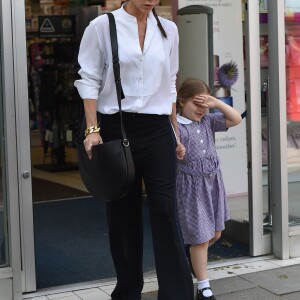 Exclusif - Victoria Beckham fait du shopping avec sa fille Harper Beckham dans le quartier de Notting Hill à Londres. Victoria et sa fille se sont arrêtées à la pharmacie pour acheter des médicaments contre le rhume des fouins. Le 13 mai 2016