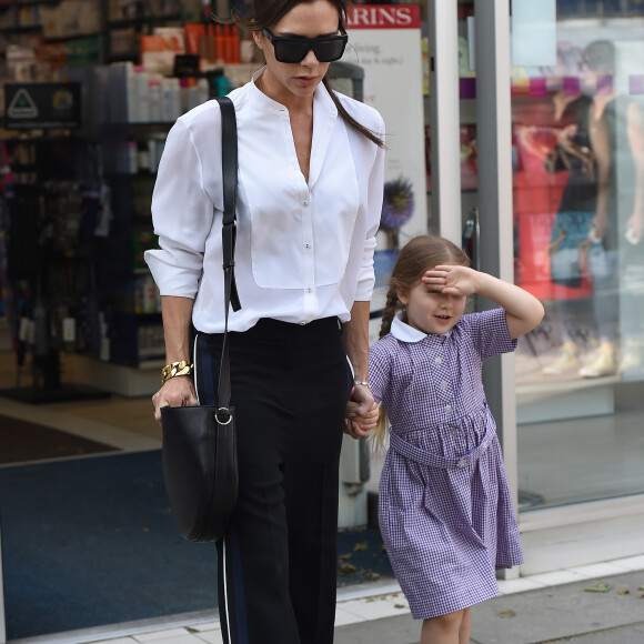 Exclusif - Victoria Beckham fait du shopping avec sa fille Harper Beckham dans le quartier de Notting Hill à Londres. Victoria et sa fille se sont arrêtées à la pharmacie pour acheter des médicaments contre le rhume des fouins. Le 13 mai 2016