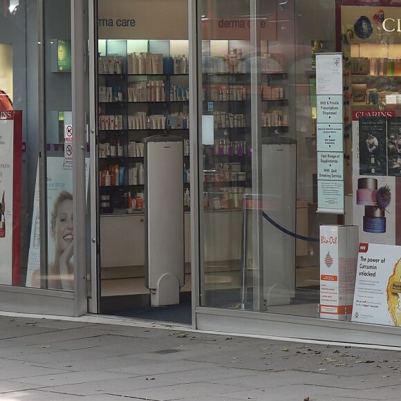 Exclusif - Victoria Beckham fait du shopping avec sa fille Harper Beckham dans le quartier de Notting Hill à Londres. Victoria et sa fille se sont arrêtées à la pharmacie pour acheter des médicaments contre le rhume des fouins. Le 13 mai 2016