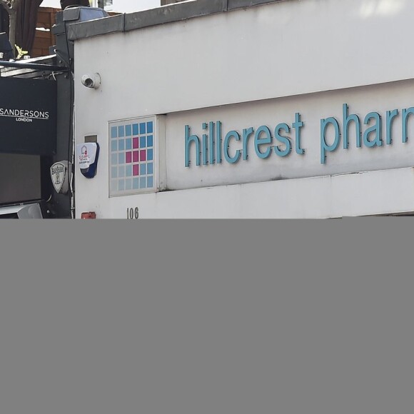 Exclusif - Victoria Beckham fait du shopping avec sa fille Harper Beckham dans le quartier de Notting Hill à Londres. Victoria et sa fille se sont arrêtées à la pharmacie pour acheter des médicaments contre le rhume des fouins. Le 13 mai 2016