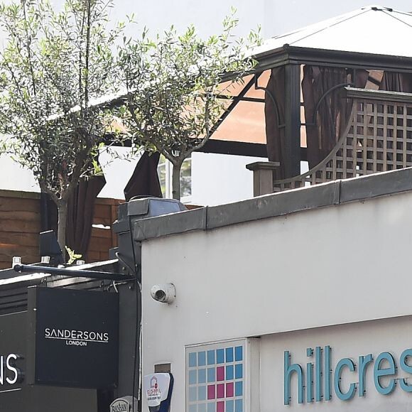 Exclusif - Victoria Beckham fait du shopping avec sa fille Harper Beckham dans le quartier de Notting Hill à Londres. Victoria et sa fille se sont arrêtées à la pharmacie pour acheter des médicaments contre le rhume des fouins. Le 13 mai 2016