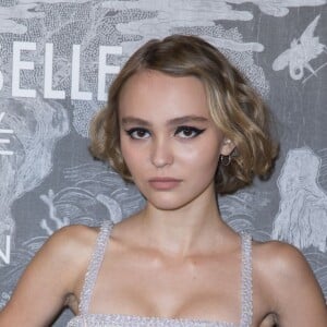 Lily-Rose Depp - Photocall lors du vernissage de l'exposition Chanel "Mademoiselle Privé" à la Galerie Saatchi à Londres, le 12 octobre 2015.