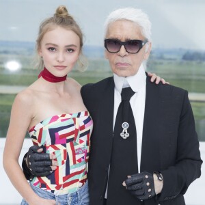 Lily-Rose Depp et Karl Lagerfeld - Backstage lors du défilé de mode "Chanel", collection prêt-à-porter printemps-été 2016, au Grand Palais à Paris. Le 6 Octobre 2015