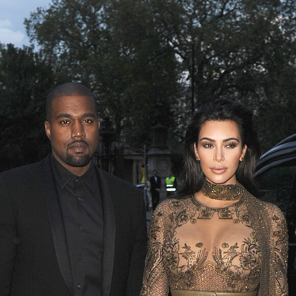 Kim Kardashian et son mari Kanye West arrivent au dîner de gala de "The Vogue 100" à Hyde Park, Londres, le 23 mai 2016