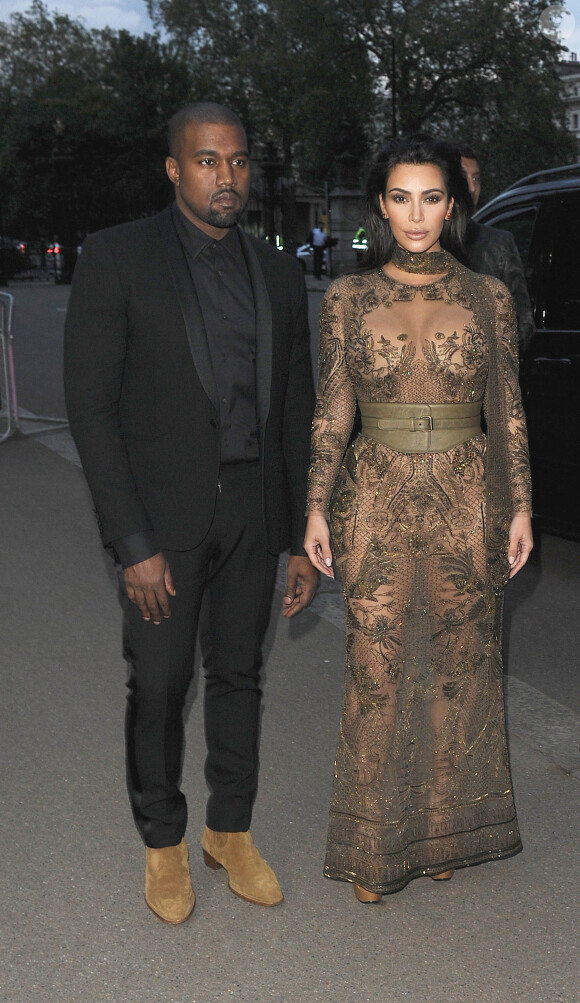 Kim Kardashian et son mari Kanye West arrivent au dîner de gala de "The Vogue 100" à Hyde Park, Londres, le 23 mai 2016