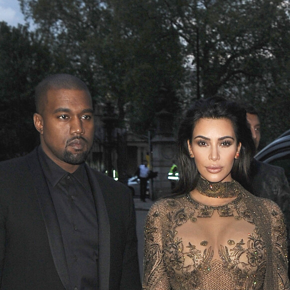 Kim Kardashian et son mari Kanye West arrivent au dîner de gala de "The Vogue 100" à Hyde Park, Londres, le 23 mai 2016