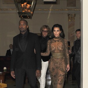 Kim Kardashian et son mari Kanye West arrivent au dîner de gala de "The Vogue 100" à Hyde Park, Londres, le 23 mai 2016