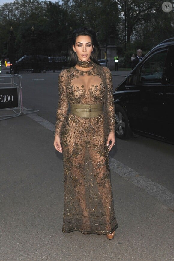 Kim Kardashian arrive au dîner de gala de "The Vogue 100" à Hyde Park, Londres, le 23 mai 2016