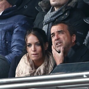 Arnaud Lagardère et sa femme Jade Foret - People au match de de la ligue 1 entre le PSG et Evian au Parc des Princes à Paris le 18 janvier 2015.