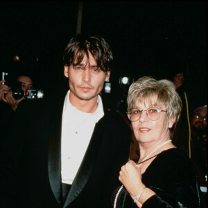 Johnny Depp et sa mère Betty Sue à l'avant-première du film "Meurtre en suspens" en 1995 à Los Angeles