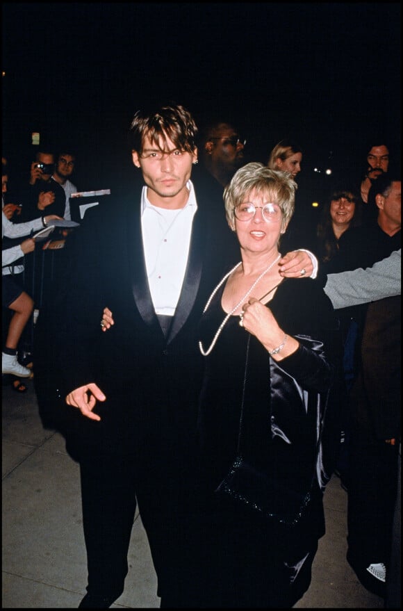 Johnny Depp et sa mère Betty Sue à l'avant-première du film "Meurtre en suspens" en 1995 à Los Angeles