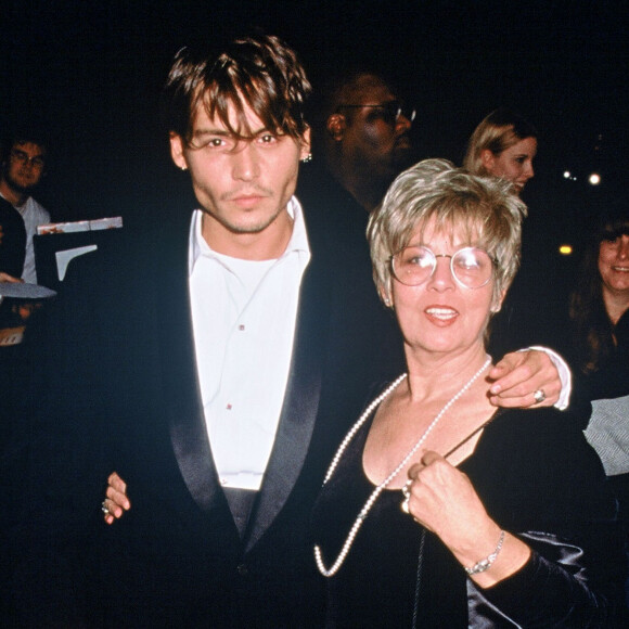 Johnny Depp et sa mère Betty Sue à l'avant-première du film "Meurtre en suspens" en 1995 à Los Angeles