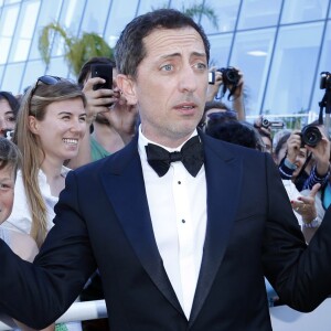 Gad Elmaleh rencontre ses fans lors de la montée des marches du film "Elle" lors du 69ème Festival International du Film de Cannes. Le 21 mai 2016.