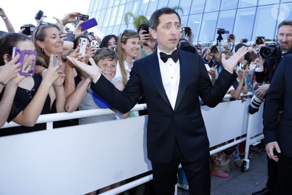 Gad Elmaleh rencontre ses fans lors de la montée des marches du film "Elle" lors du 69ème Festival International du Film de Cannes. Le 21 mai 2016.