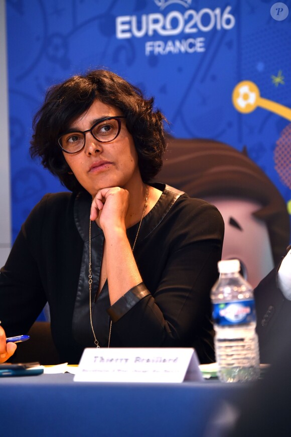 Myriam El Khomri, ministre du Travail à Nice le 24 mai 2016 pour rencontrer les acteurs économiques locaux impliqués dans la réussite de l'EURO 2016 (Etat, collectivités locales, acteurs économiques, entreprises, consulaires, Pôle emploi, mission locale, organismes de formations). Ils ont posé avec Super Victor. © Bruno Bébert/Bestimage