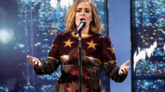 Adele : Une bourde en concert qui la rend hilare !