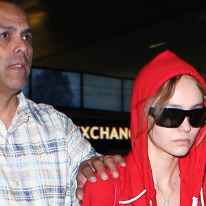 Lily Rose Depp arrive à l'aéroport de LAX à Los Angeles, le 26 mai 2016 © CPA/Bestimage