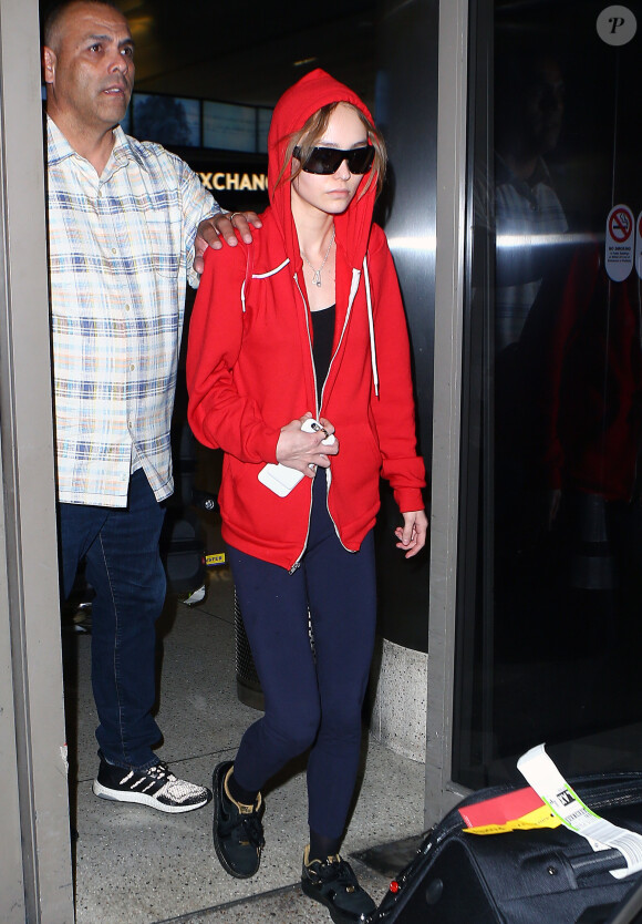 Lily Rose Depp arrive à l'aéroport de LAX à Los Angeles, le 26 mai 2016 © CPA/Bestimage