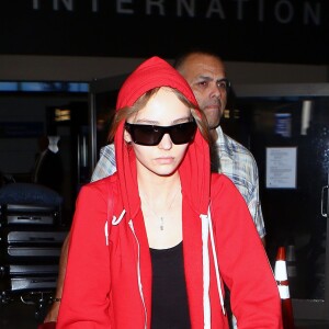 Lily Rose Depp arrive à l'aéroport de LAX à Los Angeles, le 26 mai 2016 © CPA/Bestimage