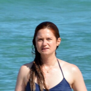 Exclusif - Bonnie Wright se détend à la plage à Sydney le 12 avril 2016.