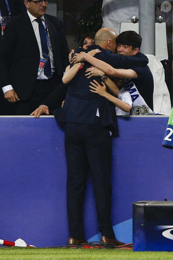 Zinédine Zidane félicité par sa femme Véronique et ses enfants Elyaz et Théo - Le Real Madrid de Zinédine Zidane remporte la Ligue des champions aux tirs au buts face à l'Atlético de Madrid, (1-1 après prolongations, 5-3 aux t.a.b.) à Milan le 28 mai 2016.