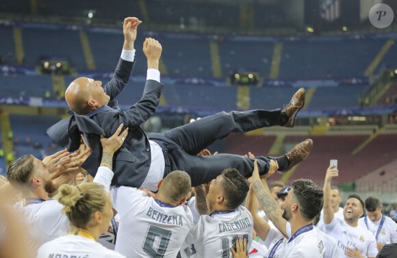 Le Real Madrid de Zinédine Zidane, porté par les joueurs de son équipe, remporte la Ligue des champions aux tirs au buts face à l'Atlético de Madrid, (5-3 t.a.b) après un match nul 1-1 à Milan le 28 mai 2016. 28/05/2016 - Milan