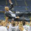 Le Real Madrid de Zinédine Zidane, porté par les joueurs de son équipe, remporte la Ligue des champions aux tirs au buts face à l'Atlético de Madrid, (5-3 t.a.b) après un match nul 1-1 à Milan le 28 mai 2016. 28/05/2016 - Milan